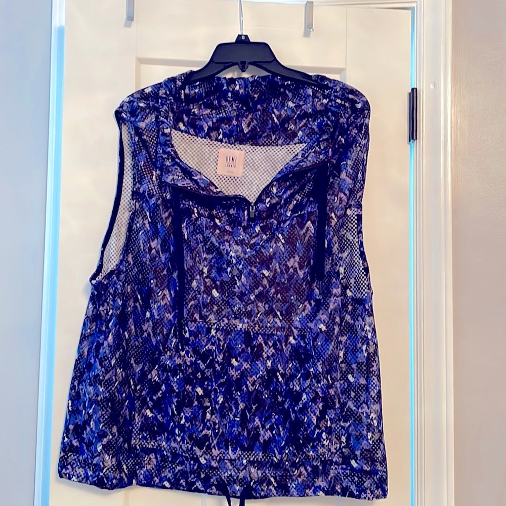 Fabletics Demi Lavato athletic vest. Mesh material with front pockets